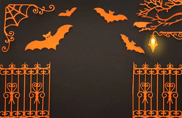 Konsep Halloween liburan. gang berhantu dan kelelawar di atas latar belakang hitam. Tampilan atas, berbaring datar — Stok Foto
