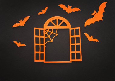 Cadılar Bayramı konsepti. Siyah arka planda yarasalar ve pencereler açık. Üst manzara, düz uzanma