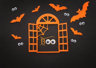 Cadılar Bayramı konsepti. Açık pencere, siyah arka planda karanlıktan dışarı bakan yarasalar ve gözler. Üst manzara, düz uzanma