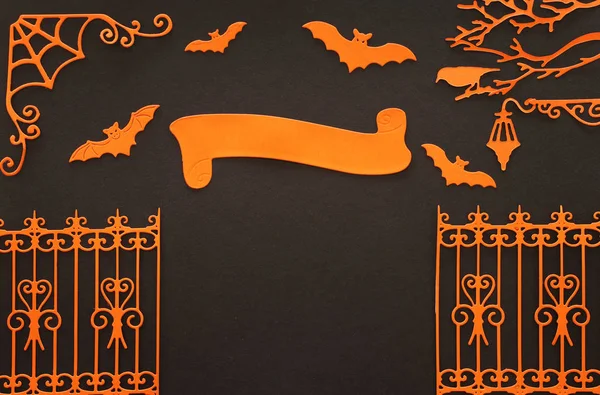 Vacaciones concepto de Halloween. callejón encantado y murciélagos sobre ba negro — Foto de Stock