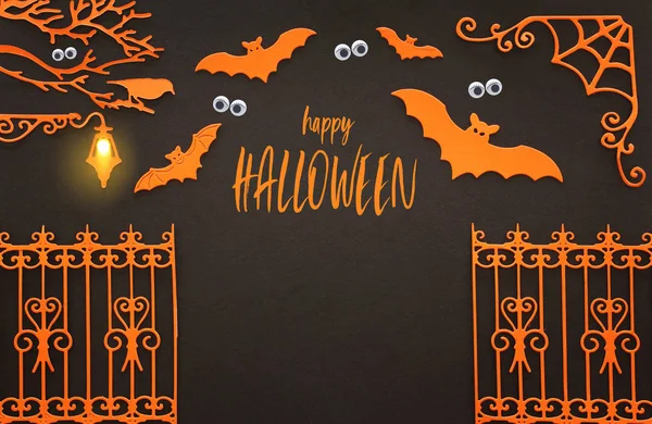 Koncepcja święta Halloween. nawiedzona alejka i nietoperze nad czarną ba — Zdjęcie stockowe