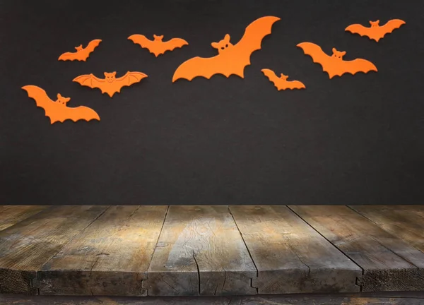 Feestdagen concept van Halloween. Lege rustieke tafel voor vleermuizen achtergrond. Klaar voor product display montage — Stockfoto