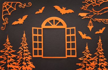 Cadılar bayramı konsepti. Ormanda açık bir pencere ve siyah arka planda yarasalar. Üst manzara, düz uzanma