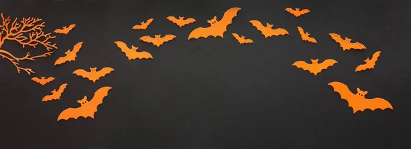 Feestdagen concept van Halloween. Oranje vleermuizen over zwarte achtergrond. Bovenaanzicht, vlak lay — Stockfoto