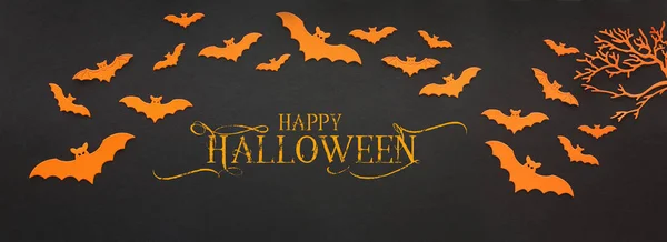 Urlaub Konzept von halloween. orangefarbene Fledermäuse vor schwarzem Hintergrund. Draufsicht, flache Lage — Stockfoto