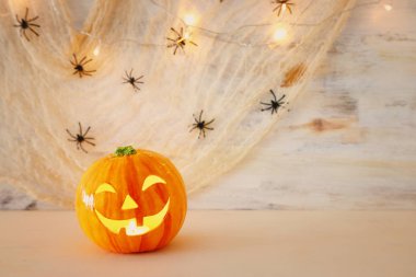 tatil cadılar bayramı konsept görüntü. Balkabağı, ahşap masa üzerinde örümcekler