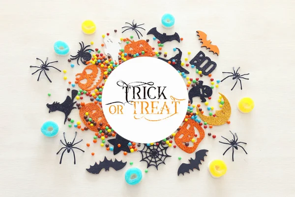Ünnepek kép Halloween. Sütőtök, denevérek, kezeli és boszorkány fehér fából készült háttér. felülnézet, lapos Lay — Stock Fotó