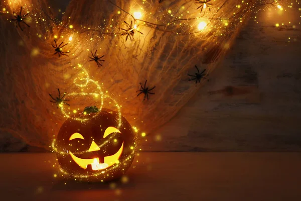 Праздники Хэллоуин концептуальный образ. Тыква, пауки над деревянным столом — стоковое фото