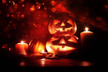 cadılar bayramı tatil görüntü. Geceleri ahşap masa üzerinde Kabaklar korkunç, perili ve sisli orman