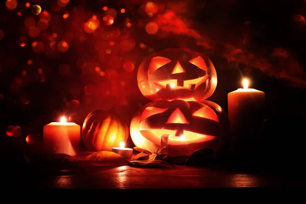 Vakantie foto van Halloween. Pompoenen over houten tafel 's nachts eng, spookachtig en mistige bos — Stockfoto