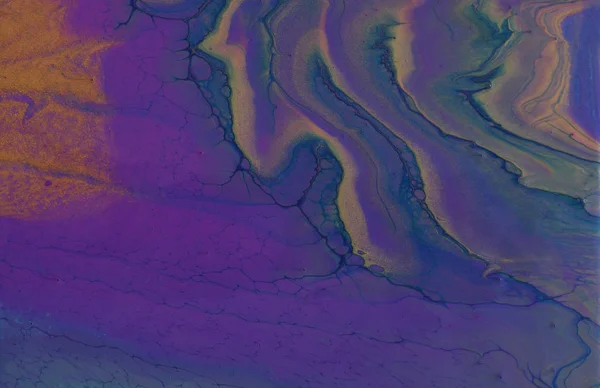 抽象的な大理石の効果の背景の芸術写真。紫と金の創造的な色。美しい絵具. — ストック写真