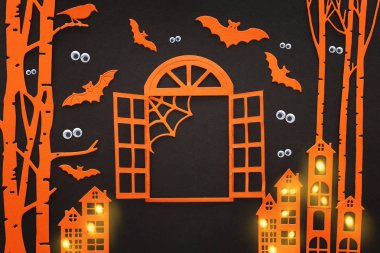 Cadılar bayramı konsepti. Ormanda açık bir pencere ve siyah arka planda yarasalar. Üst manzara, düz uzanma