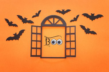 Cadılar bayramı konsepti. Pencere aralık, yarasalar turuncu arka planda. Üst manzara, düz uzanma