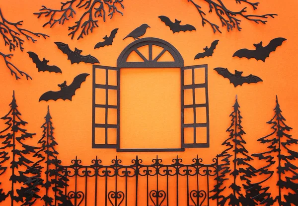 Concetto di festa di Halloween. finestra aperta nel bosco e pipistrelli su sfondo arancione. Vista dall'alto, piatta — Foto Stock