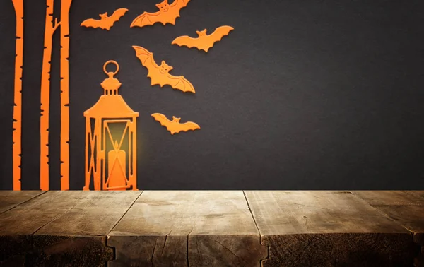 Εορταστική έννοια του Halloween. Κενό ρουστίκ τραπέζι μπροστά από νυχτερίδες και φανάρι φόντο. Έτοιμο για επίδειξη προϊόντος μοντάζ — Φωτογραφία Αρχείου