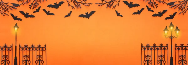 Vacances Halloween concept. ruelle hantée avec des arbres et des chauves-souris sur fond orange. Vue de dessus, plan plat — Photo