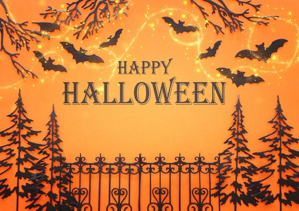 Vacanze concetto di Halloween. vicolo infestato con alberi e pipistrelli su sfondo arancione. Vista dall'alto, piatta — Foto Stock