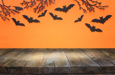 Cadılar bayramı konsepti. Yarasaların arka planındaki boş köy masası. Ürün görüntüleme kurgusu için hazır