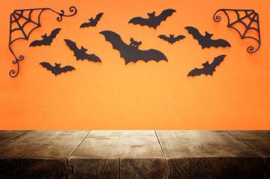 Cadılar bayramı konsepti. Yarasaların arka planındaki boş köy masası. Ürün görüntüleme kurgusu için hazır