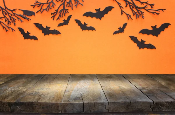 Conceito feriados de Halloween. Mesa rústica vazia na frente do fundo dos morcegos. Pronto para montagem de exibição de produto — Fotografia de Stock