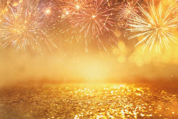 Fondo abstracto brillo oro con fuegos artificiales. Nochebuena, 4 de julio concepto de vacaciones — Foto de Stock