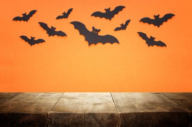 Cadılar bayramı konsepti. Yarasaların arka planındaki boş köy masası. Ürün görüntüleme kurgusu için hazır