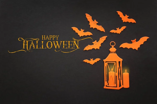 Εορταστική έννοια του Halloween. Πορτοκαλί νυχτερίδες και φανάρι με κερί πάνω από μαύρο φόντο. Πάνω άποψη, επίπεδη lay — Φωτογραφία Αρχείου