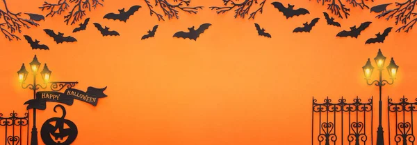 명절 할로윈 컨셉이야. 오렌지 배경 위에 나무와 박쥐들이 우글거리는 골목에. 위에서 본 전경, 평평 한 면 — 스톡 사진