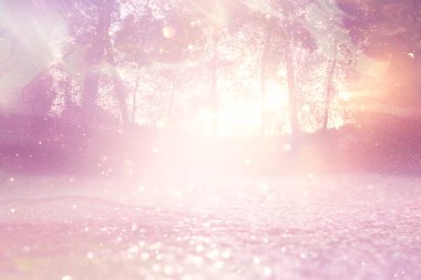 konsept arkaplan fotoğrafı ağaçlar arasında ışık patlaması ve parıltılı altın bokeh ışıltısı