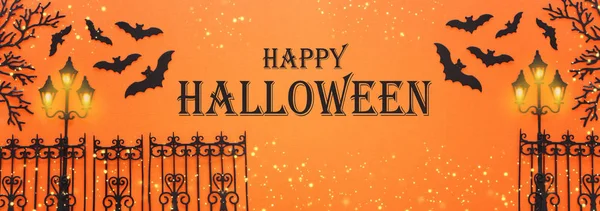 Feiertags-Halloween-Konzept. Gespenstergasse mit Vintage-Zaun, Straßenlaternenbäumen und Fledermäusen vor orangefarbenem Hintergrund. Draufsicht, flache Lage — Stockfoto