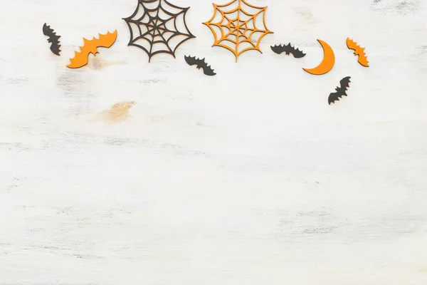Feestdagen concept van Halloween. Vleermuizen en spinnenweb over witte houten achtergrond. Bovenaanzicht, vlak lay — Stockfoto