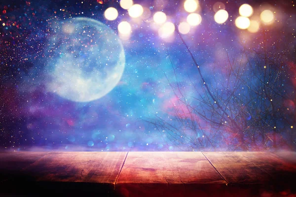 Tatil Cadılar Bayramı konsepti. Korkunç ve sisli gece gökyüzü ve dolunay arka plan önünde Boş rustik masa. Ürün görüntüleme montajı için hazır — Stok fotoğraf