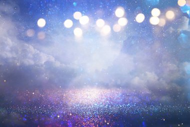 Soyut simli gümüş, mor, mavi ışıklı arka plan. Odaklanmamış