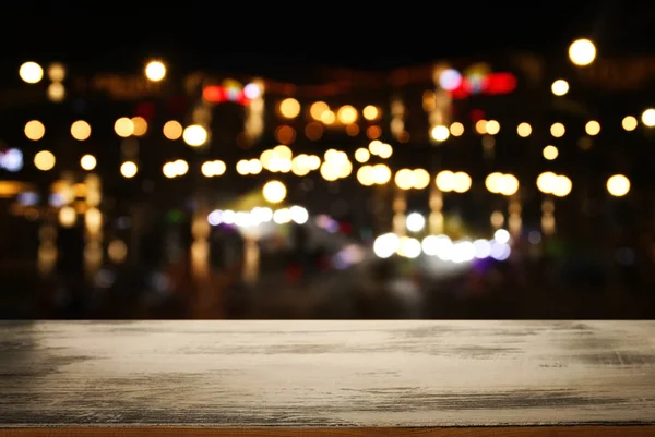 Fondo Imagen de mesa de madera frente a las luces abstractas borrosas del restaurante —  Fotos de Stock