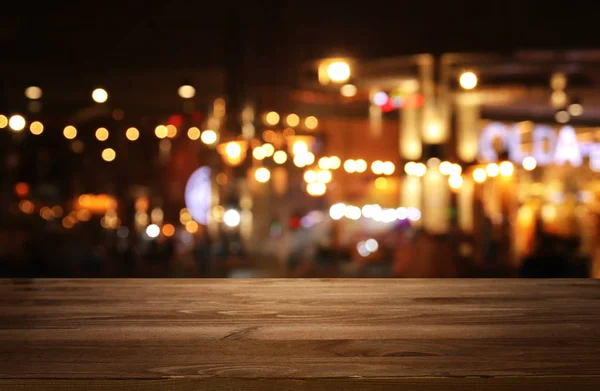 Fondo Imagen de mesa de madera frente a las luces abstractas borrosas del restaurante — Foto de Stock