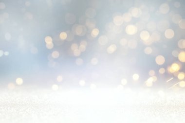 Soyut simli gümüş, altın ışıklı arka plan. Odaklanmamış