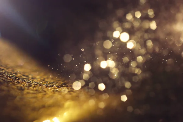 Latar belakang lampu-lampu sorot abstrak. emas dan hitam. de fokus — Stok Foto