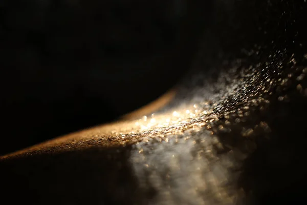 Fondo de luces de brillo abstractas. oro y negro. de enfocado — Foto de Stock