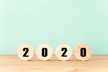 Yeni yıl 2020 konsepti. Tahta üzerinde iş fikri