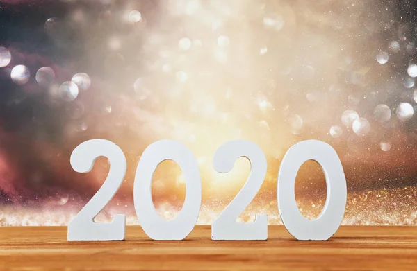 Antecedentes de 2020 feliz año nuevo concepto, números de madera sobre tabla y fondo de brillo —  Fotos de Stock