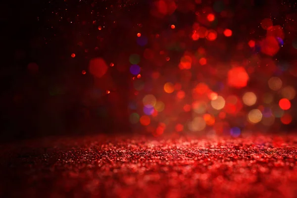 Fond de lumières abstraites rouge, or et noir paillettes. déconcentré — Photo