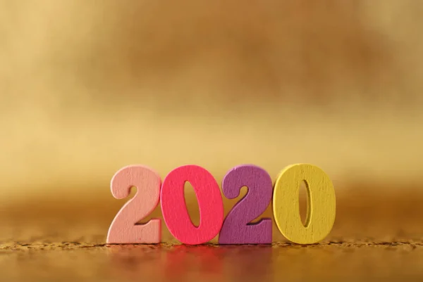 Εικόνα διακοπών της ιδέας του νέου έτους 2020. Ξύλινος αριθμός και αστραφτερό φόντο — Φωτογραφία Αρχείου