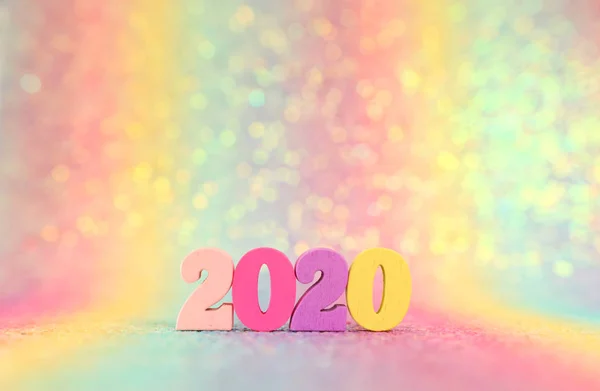 新年2020概念的假日形象。木制数字和闪闪发光的背景 — 图库照片