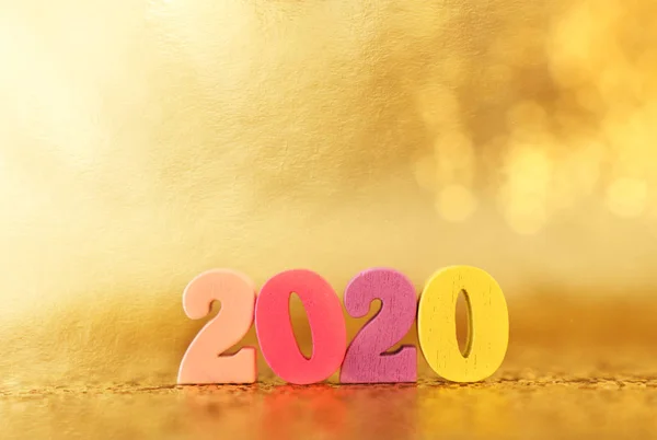 Свято образ новий рік 2020 концепція. Дерев'яний номер та ігристе тло — стокове фото