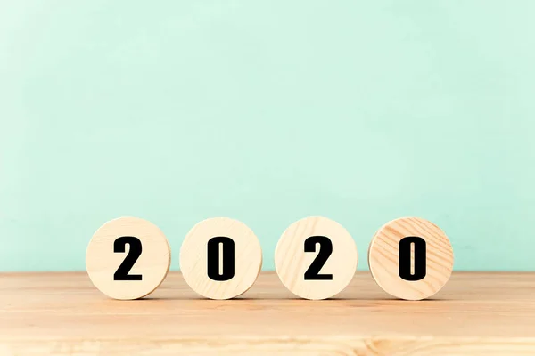 Nový rok2020. obchodní nápad nad dřevěnou deskou — Stock fotografie
