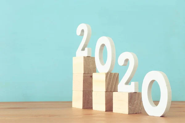 Nuevo concepto del año 2020. idea de negocio sobre tablero de madera — Foto de Stock