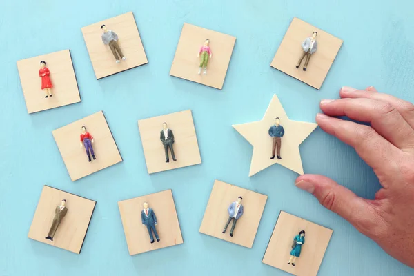 Business concept imago van mensen figuren over houten tafel, human resources en management concept — Stockfoto