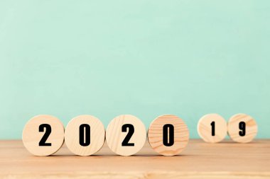 Yeni yıl 2020 konsepti. Tahta üzerinde iş fikri