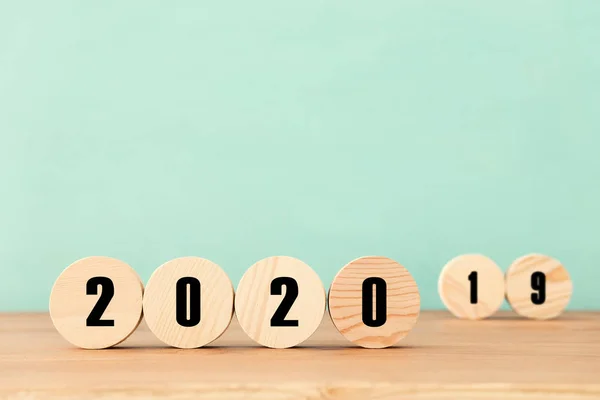 Nový rok2020. obchodní nápad nad dřevěnou deskou — Stock fotografie