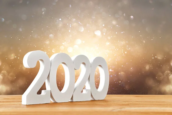 Pozadí roku 2020 šťastný nový rok koncept, dřevěná čísla nad stolem a třpytivé pozadí — Stock fotografie